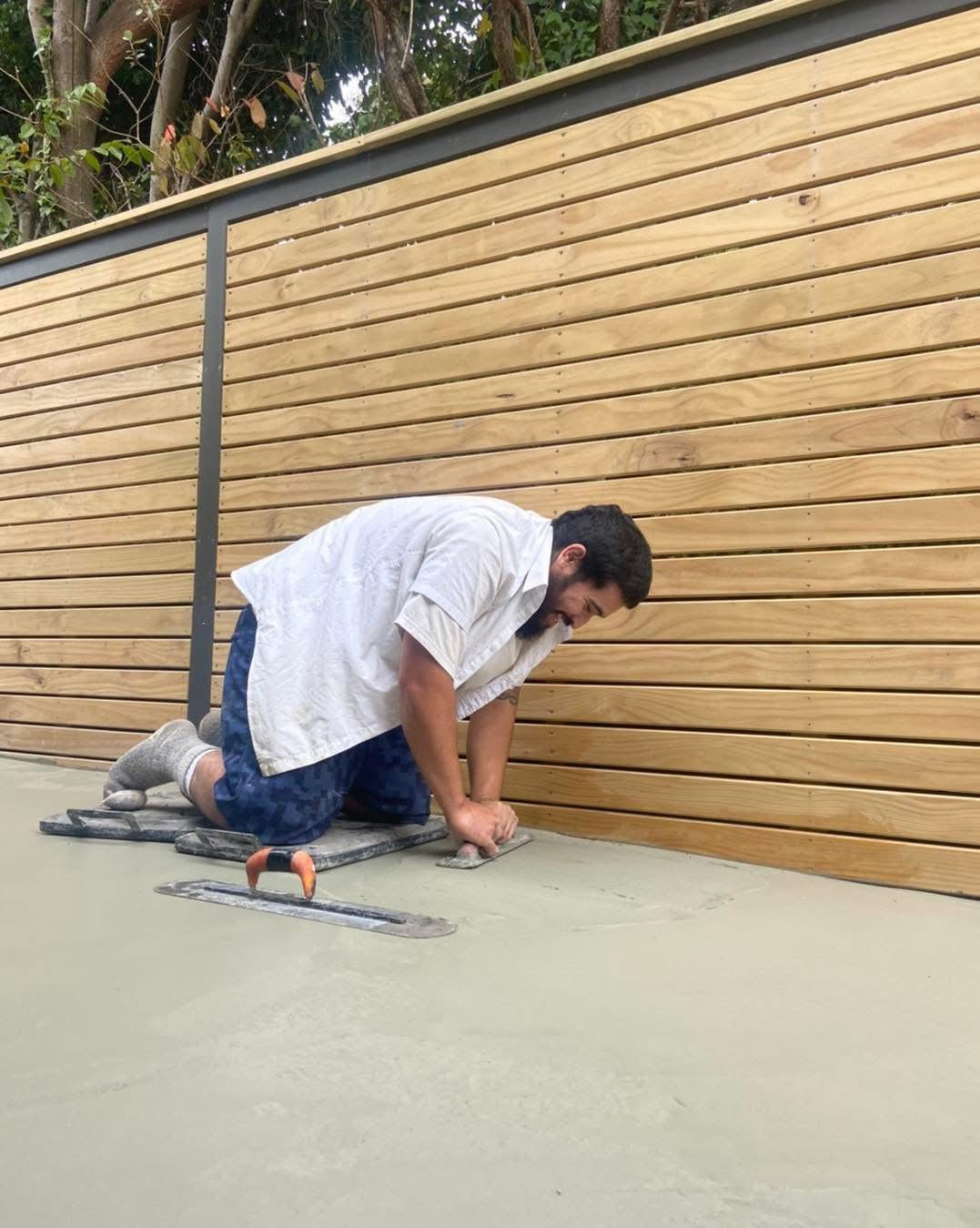 Concreter screeding a plain concrete driveway in Melbourne | DENZ Concrete